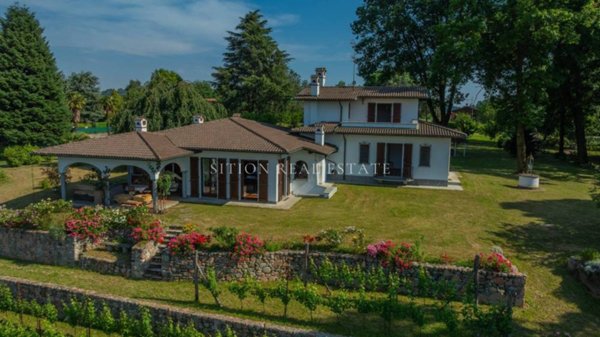 casa indipendente in vendita a Barasso