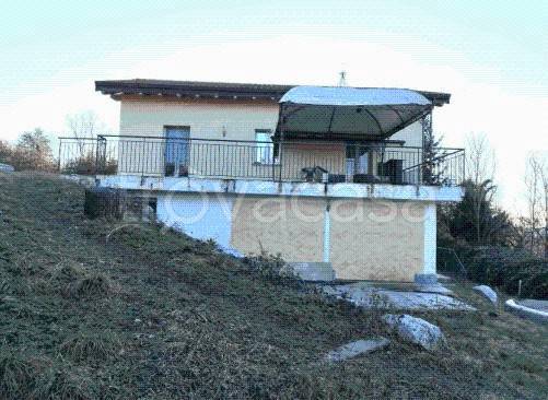 casa indipendente in vendita a Barasso