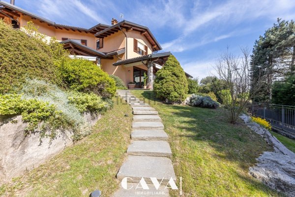 casa indipendente in vendita a Barasso