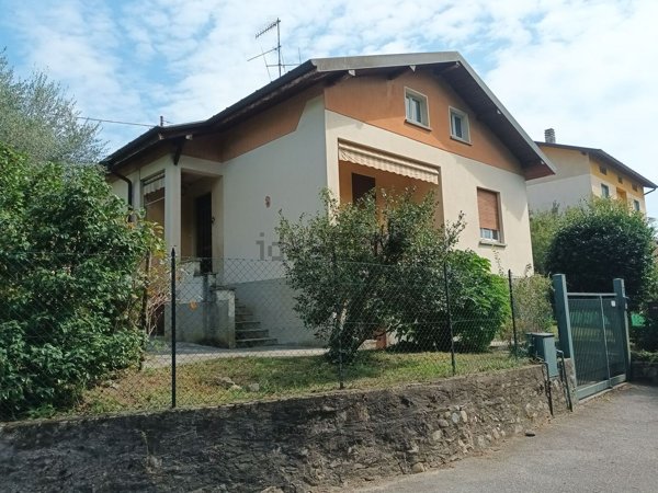 casa indipendente in vendita a Barasso