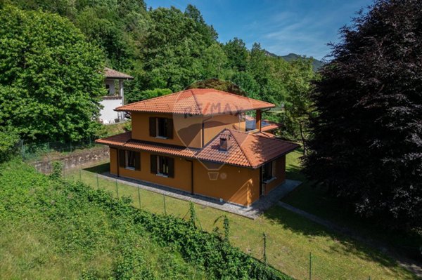 casa indipendente in vendita a Bedero Valcuvia