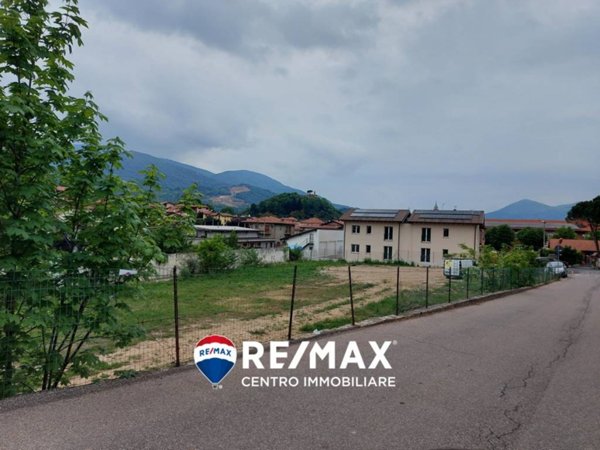 terreno edificabile in vendita a Besano