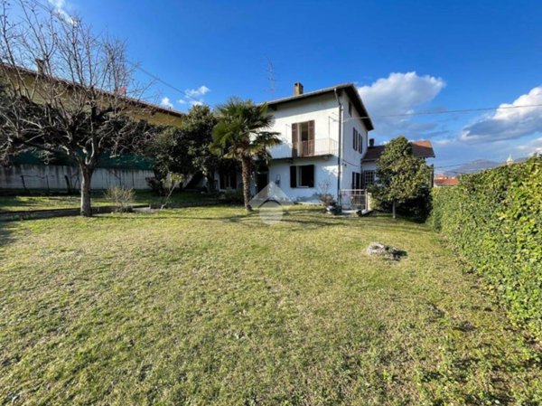 casa indipendente in vendita a Besano