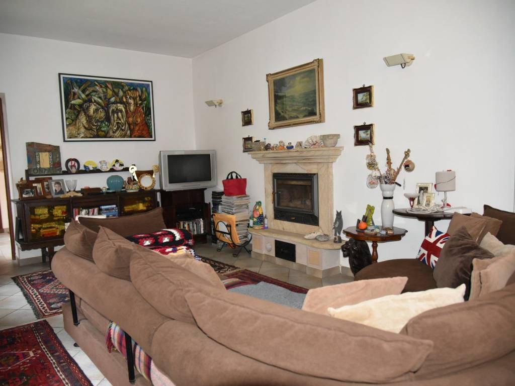 casa indipendente in vendita a Besano