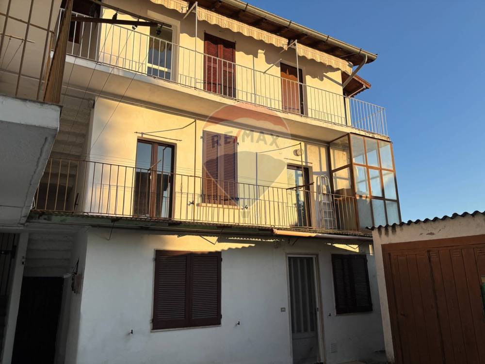 casa indipendente in vendita a Besano