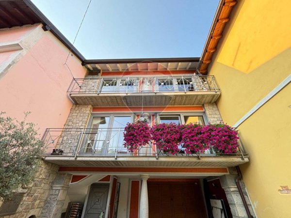 casa indipendente in vendita a Besano
