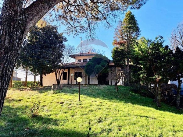 casa indipendente in vendita a Besano