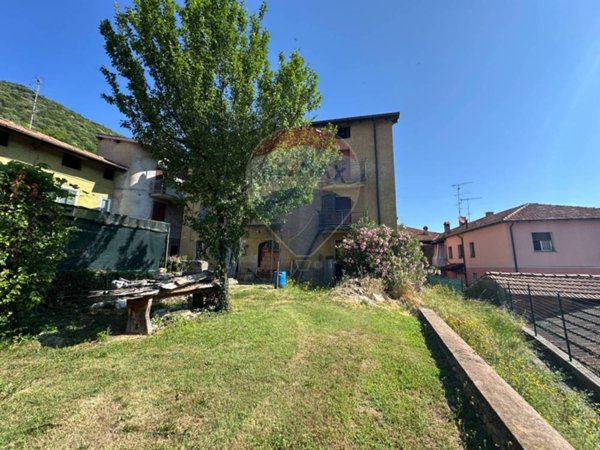 casa indipendente in vendita a Besano