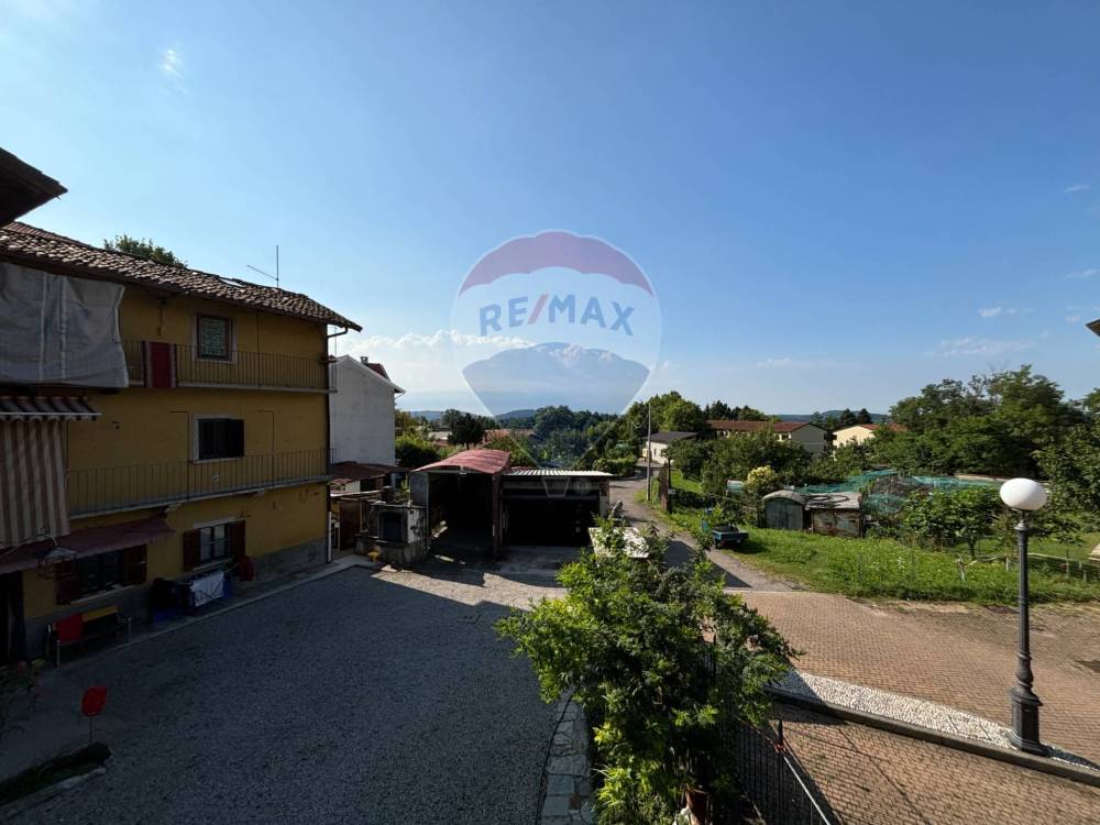 casa indipendente in vendita a Besano