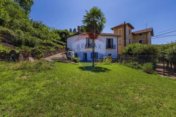 casa indipendente in vendita a Besano