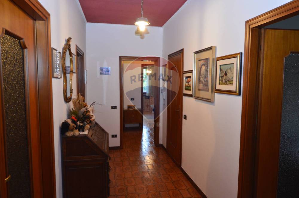casa indipendente in vendita a Besano