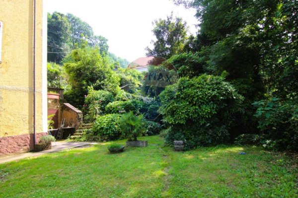 casa indipendente in vendita a Besano