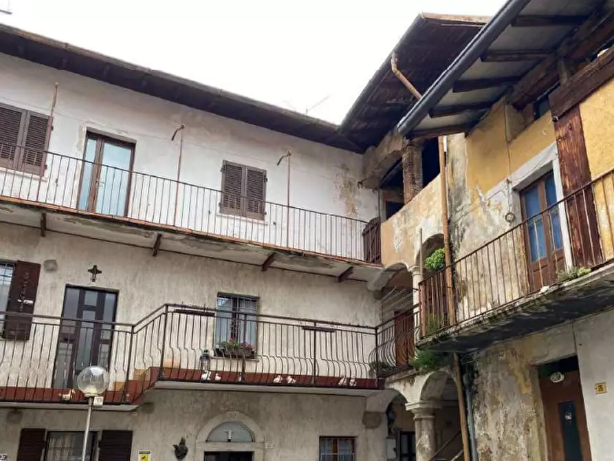 casa indipendente in vendita a Besano