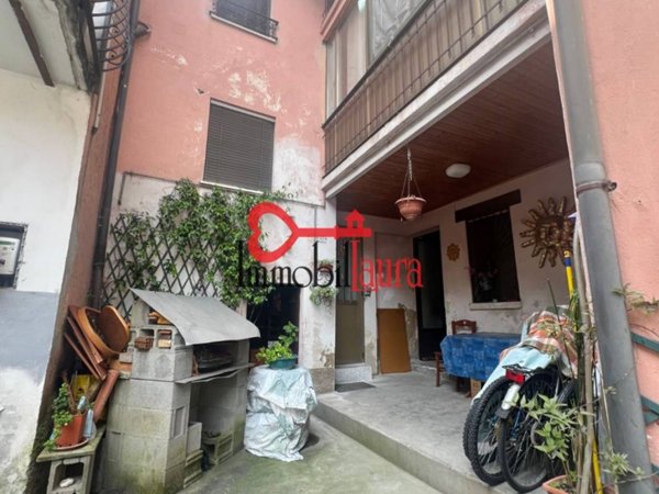 casa indipendente in vendita a Besano