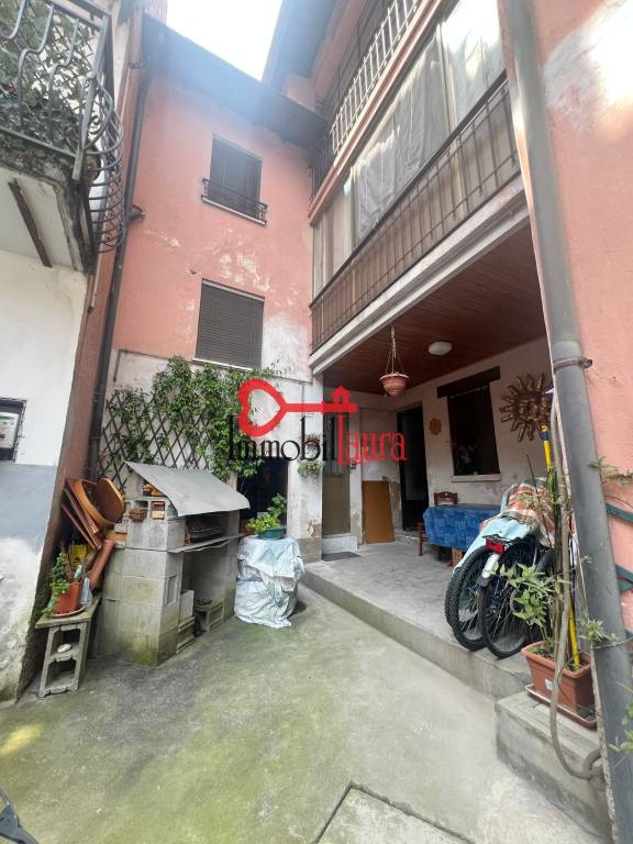 casa indipendente in vendita a Besano