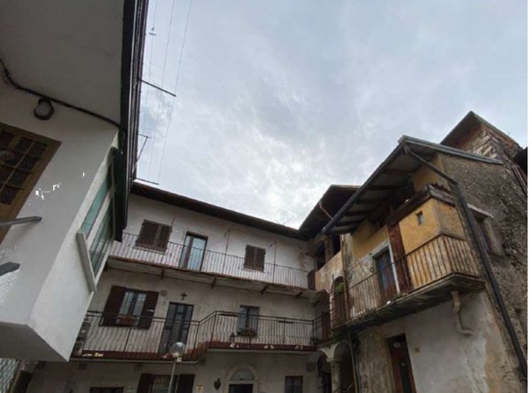 casa indipendente in vendita a Besano