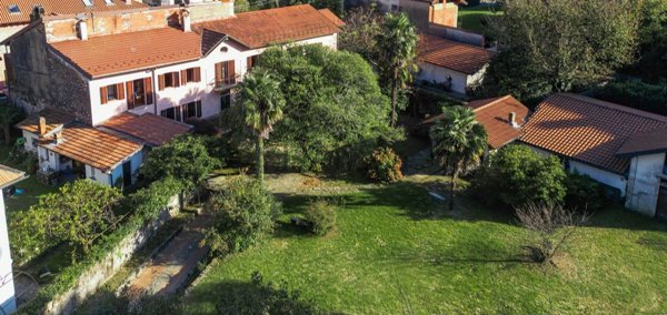 casa indipendente in vendita a Besano