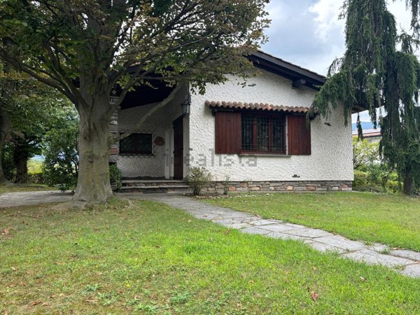 casa indipendente in vendita a Besano