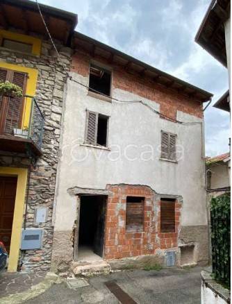 casa indipendente in vendita a Besano