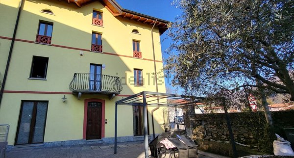 casa indipendente in vendita a Besano
