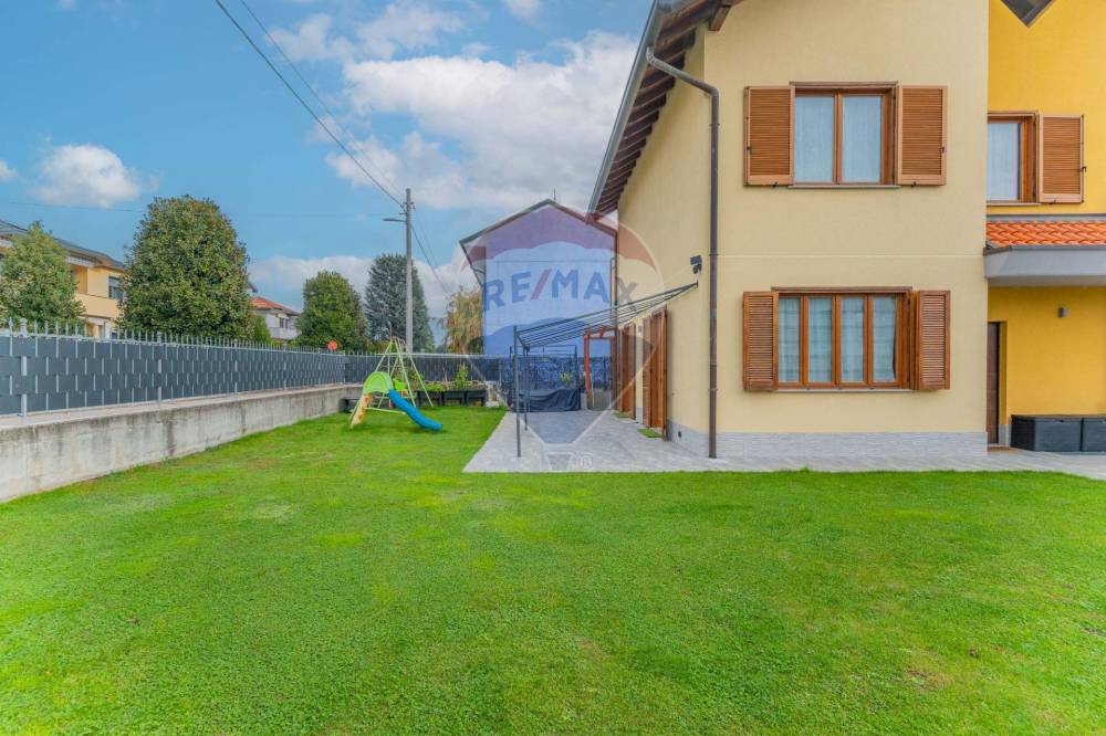 casa indipendente in vendita a Besano