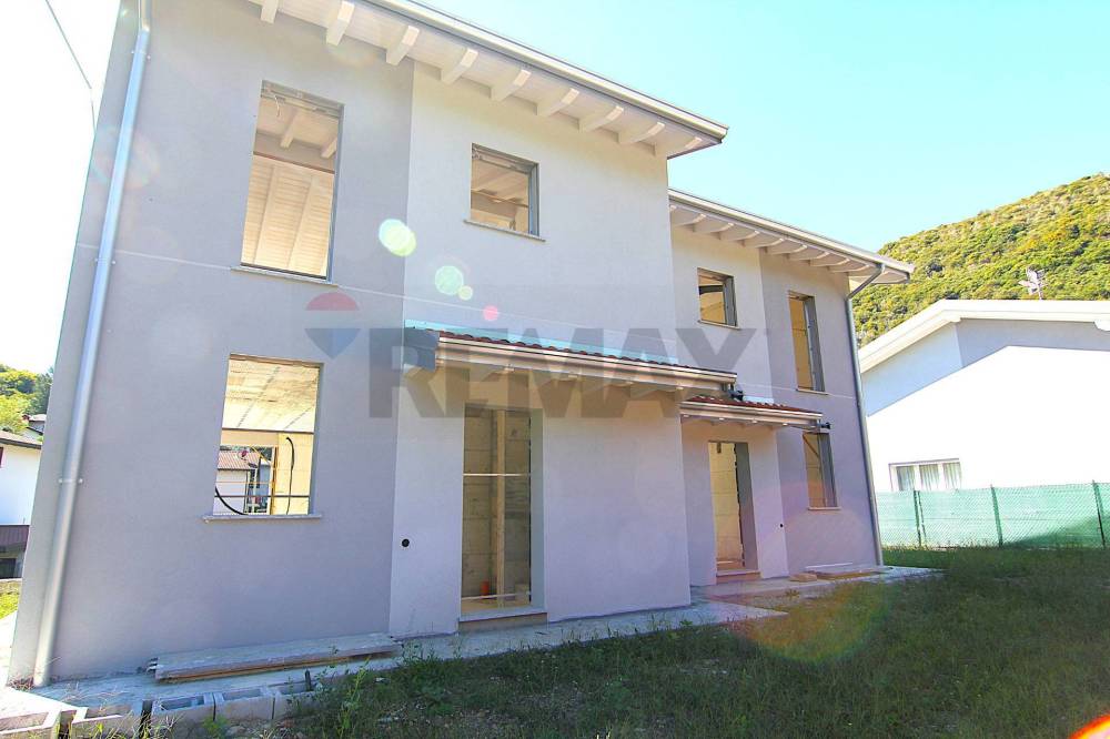 casa indipendente in vendita a Besano