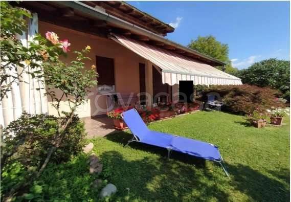 casa indipendente in vendita a Besano