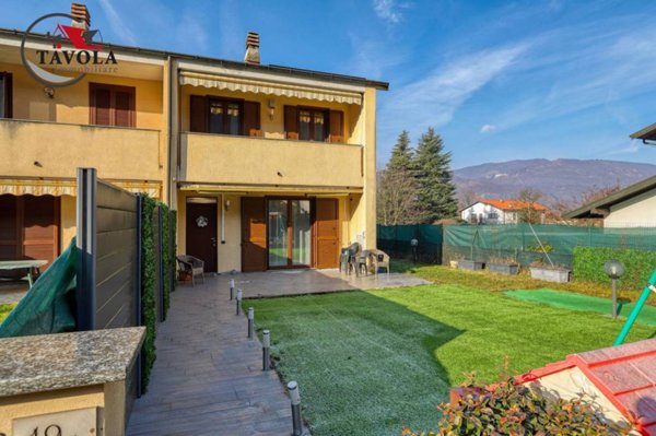 casa indipendente in vendita a Besano