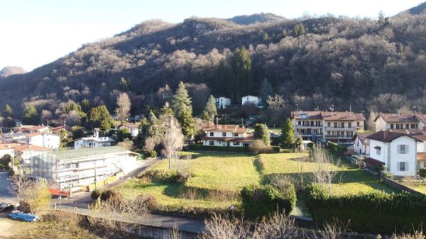 terreno edificabile in vendita a Besano