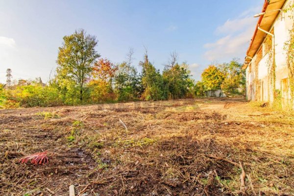 terreno edificabile in vendita a Besano