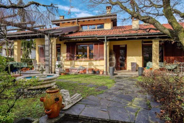 casa indipendente in vendita a Besano