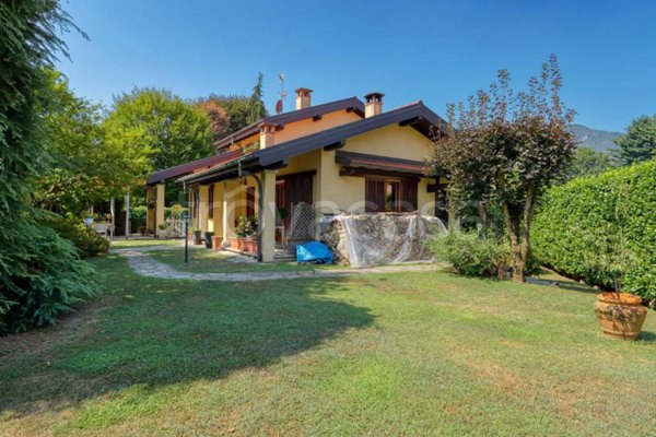 casa indipendente in vendita a Besano in zona Monte San Martino