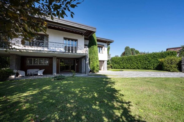 casa indipendente in vendita a Besano