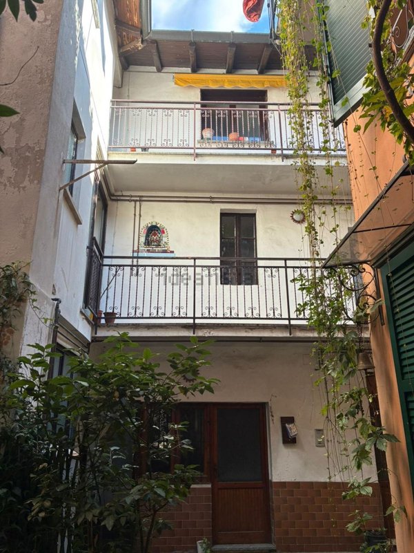 casa indipendente in vendita a Besano