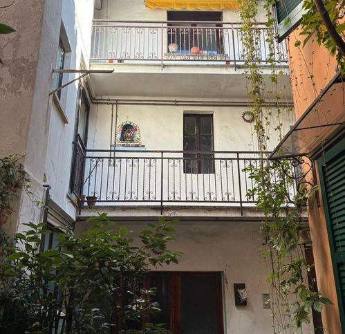 casa indipendente in vendita a Besano