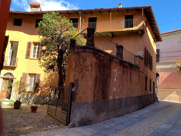 casa indipendente in vendita a Besano
