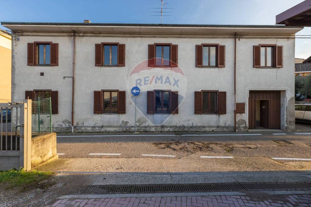 casa indipendente in vendita a Besano