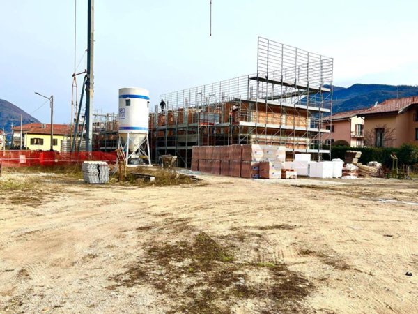 casa indipendente in vendita a Besano