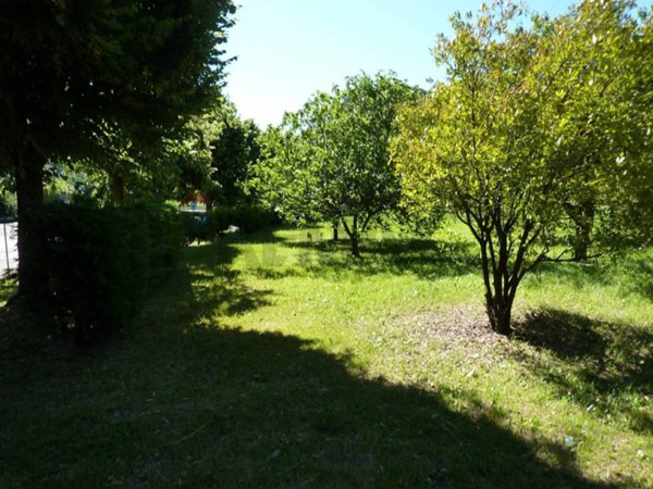 casa indipendente in vendita a Besano