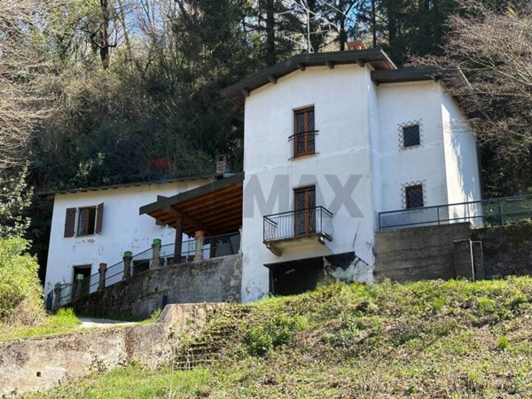 casa indipendente in vendita a Besano