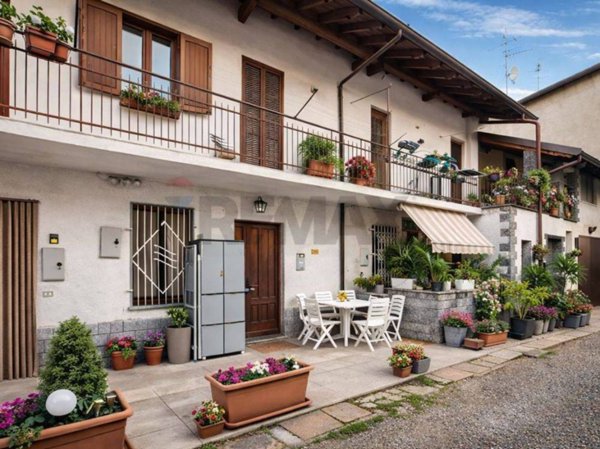 casa indipendente in vendita a Besano