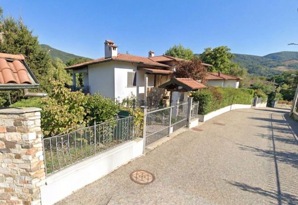casa indipendente in vendita a Besano