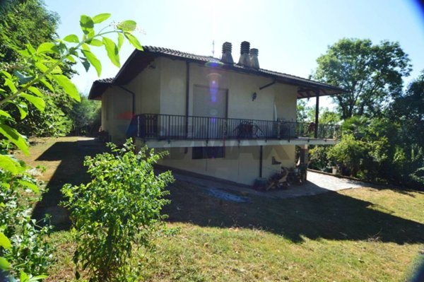 casa indipendente in vendita a Besano