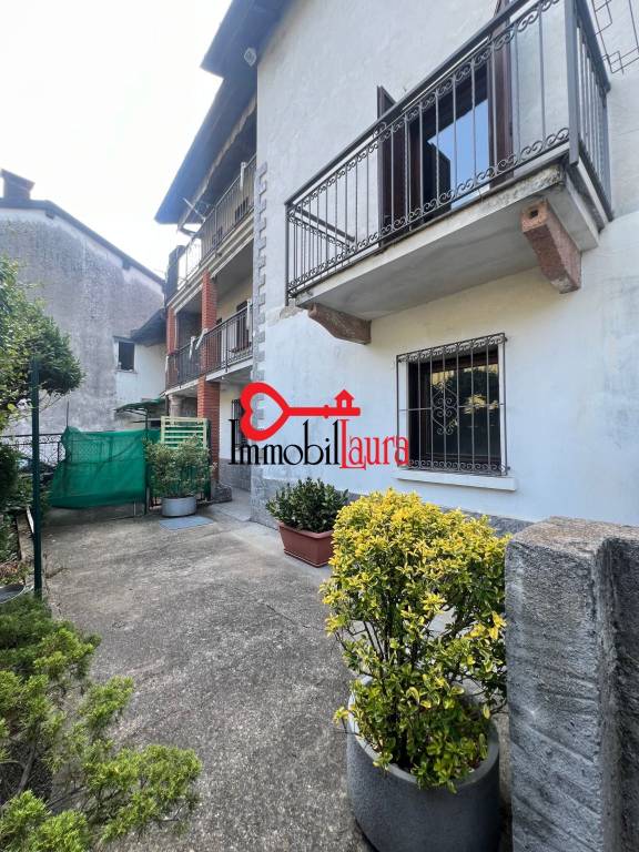 casa indipendente in vendita a Besano