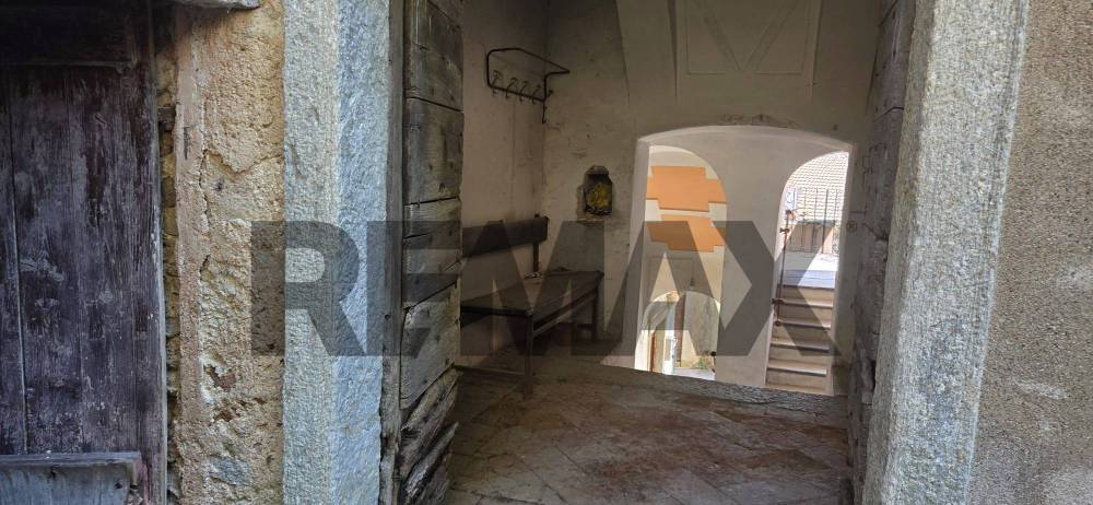 casa indipendente in vendita a Besano
