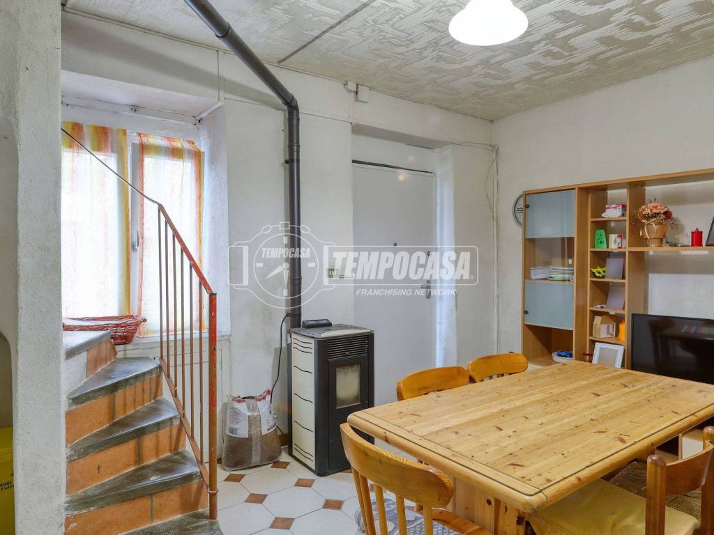 appartamento in vendita a Besano in zona Monte San Martino