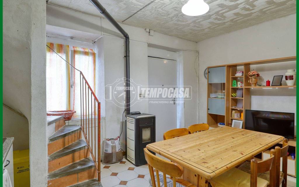 appartamento in vendita a Besano in zona Monte San Martino