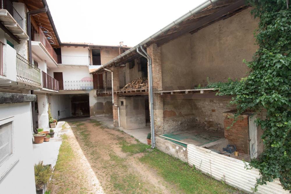 casa indipendente in vendita a Besano