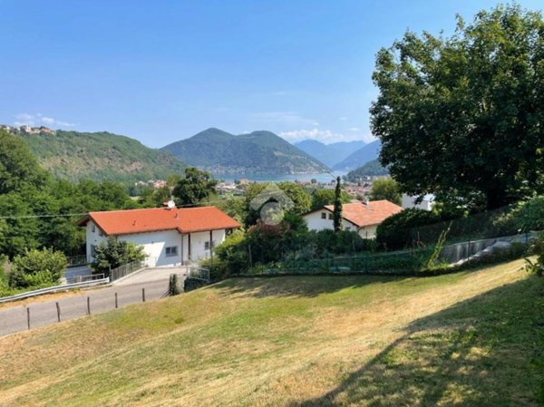 terreno edificabile in vendita a Besano in zona Monte San Martino