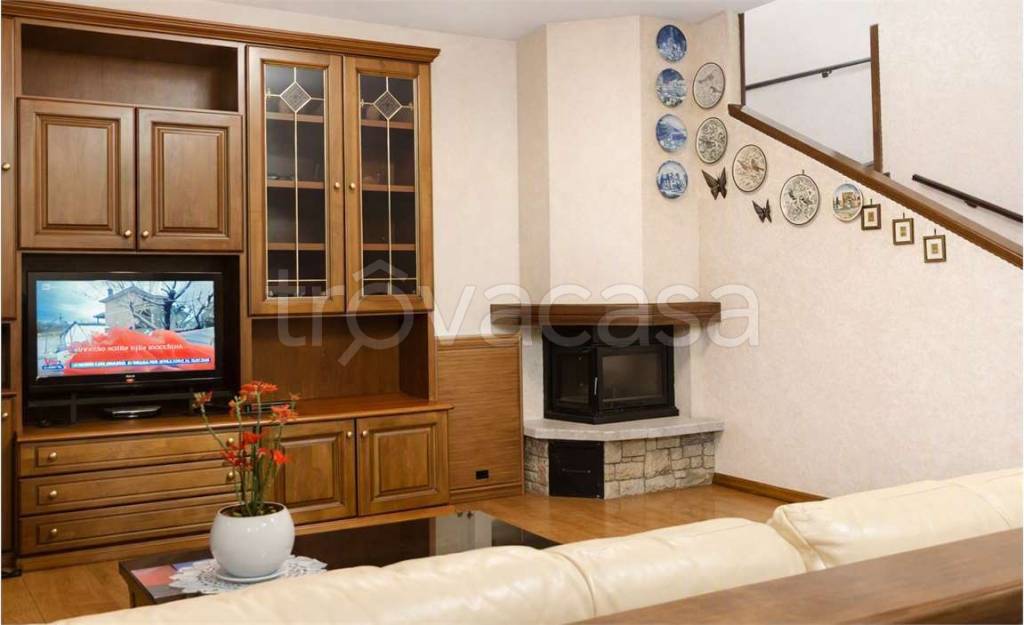 casa indipendente in vendita a Besano in zona Monte San Martino